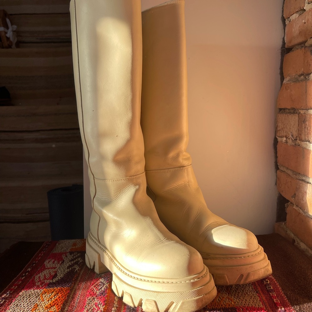 Alohas Lug Soled Knee High Boots